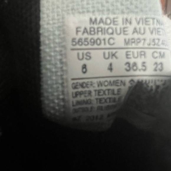 Chuck Taylor All Star Lugged Canvas Women’s Hightop - Picture 1 of 4